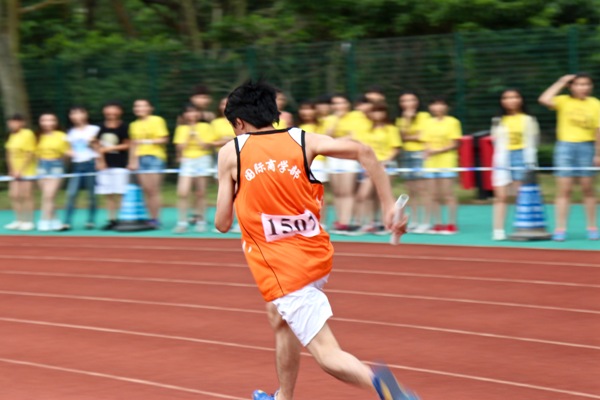 在个人项目中,刘轩辰同学夺得男子跳远冠军,蔡建壮同学夺得男子200米